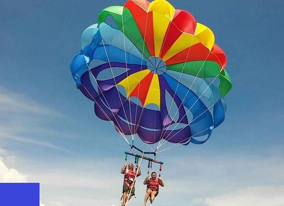 Spraw, by Twoje wakacje w Hurghadzie były wyjątkowe i skorzystaj z parasailingu, podczas którego motorówka ciągnie za sobą spadochron z jedną lub dwoma osobami. Podziwiaj wspaniałe widoki na okoliczny krajobraz Hurghady. Jest to przygoda dla całej rodziny (małe dzieci mogą lecieć razem z rodzicem/opiekunem).