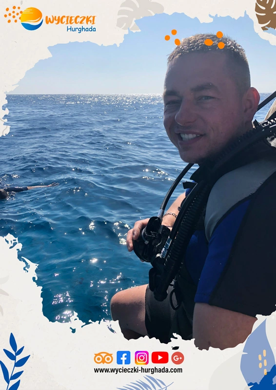 Mężczyzna czekający na rozpoczęcie intra nurkowego z Wycieczki Hurghada