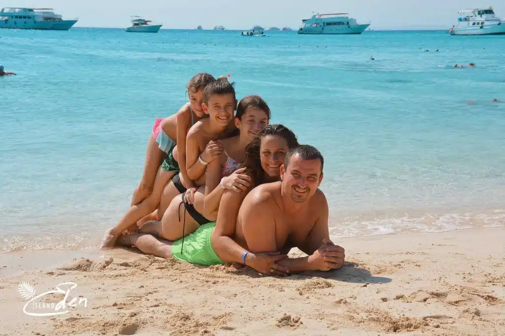 Rodzina leżąca na plaży Eden Island, rejs z Wycieczki Hurghada