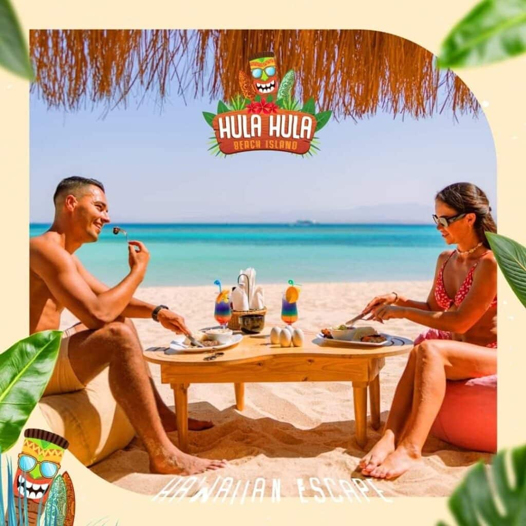 Para spożywająca posiłek na Plaży Hula Hula, Płatnosc Online z Wycieczki Hurghada