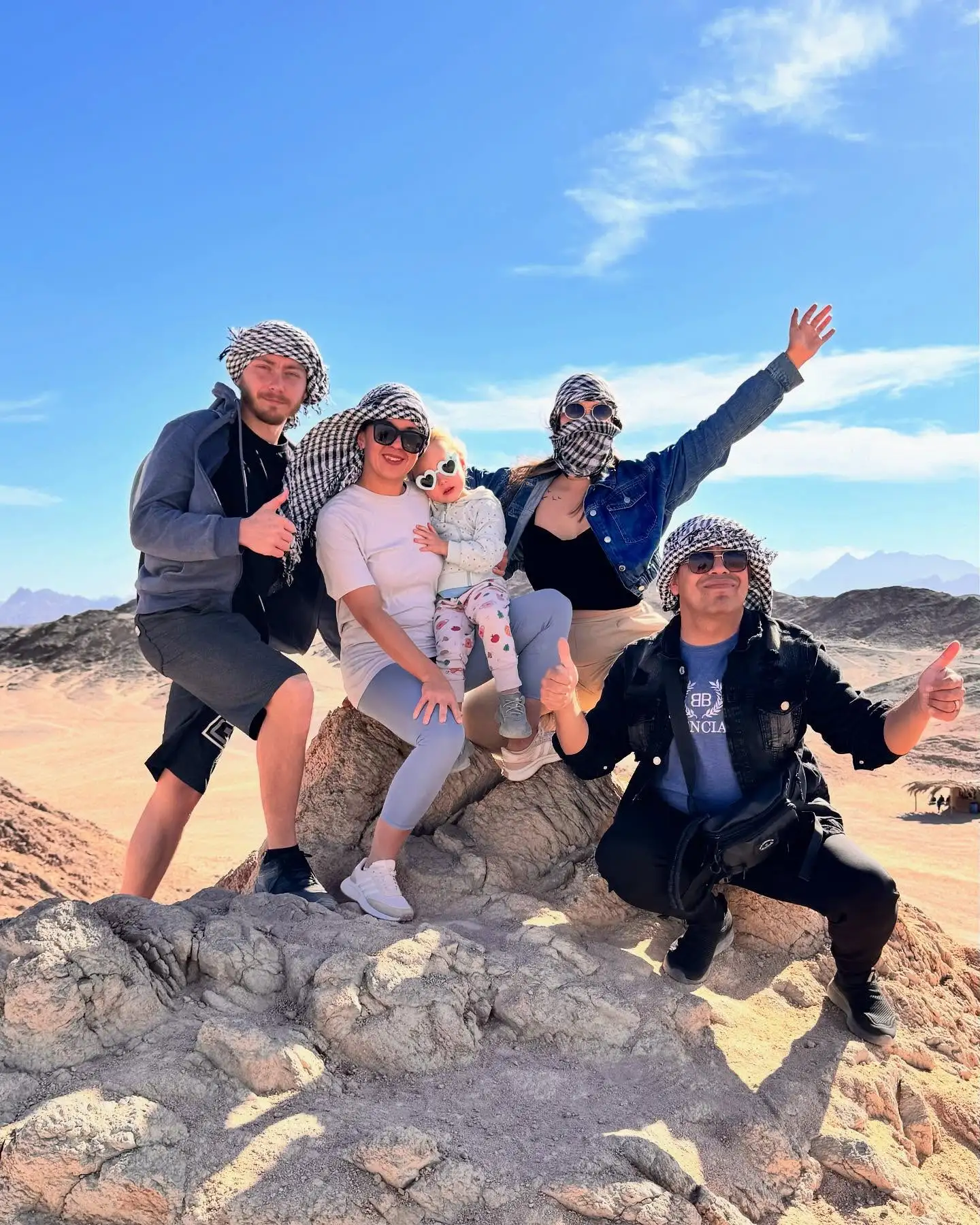 Rodzina z dzieckiem na pustyni Arabskiej podczas Super Mega Safari organizowanego przez Wycieczki Hurghada