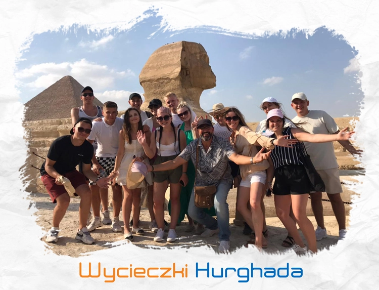 Grupa młodzieży na tle Sfinksa i Piramid podczas jednodniowej wycieczki do Kairu i Gizy autokarem organizowanej przez Wycieczki Hurghada