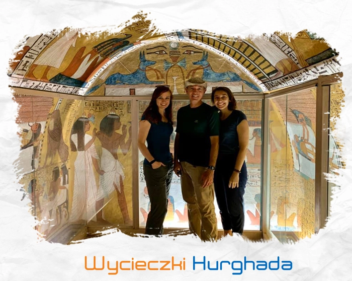 Dwie kobiety i mężczyzna w środku grobowca Nafretarri podczas jednodniowej wycieczki do Luksoru autokarem organizowanej przez Wycieczki Hurghada