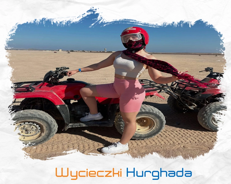 Kobieta w kasku i arafatce pozująca do zdjęcia przy quadzie podczas porannego quad safari organizowanego przez Wycieczki Hurghada