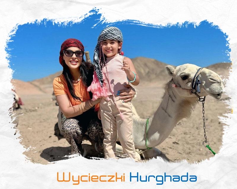 Matka z córką przy wielbłądzie podczas wycieczki Super Mega Safari organizowanej przez Wycieczki Hurghada