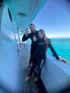 Uśmiechnięta kobieta i mężczyzna gotowi do nurkowania z aqualungiem. Wycieczki Hurghada.