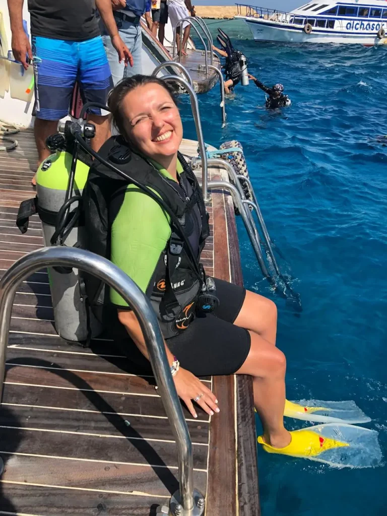 Uśmiechnięta kobieta gotowa do DSD z Wycieczki Hurghada.
