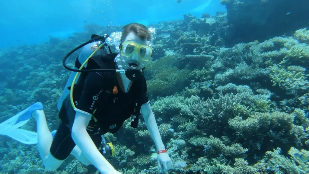 Mężczyzna biorący udział w Kursie Open Water Diver PADI z Wycieczki Hurghada.