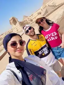 Jak wspolpracowac z Przewodnikiem Egiptologiem Uśmiechnięta kobieta i mężczyzna podczas wycieczki do Kairu i Gizy autokarem z Wycieczki Hurghada.
